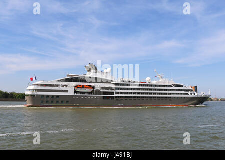 Gravesend, Kent, Vereinigtes Königreich. 8. Mai 2017. Französische Kreuzfahrtschiff Le Boreal abgebildet vorbeifahrenden Gravesend, wie sie heute auf der Themse in Richtung London segelte. Das graue Schiff Ankunft an einem grauen Tag markiert den Beginn der Kreuzfahrtsaison Schiff Londons für 2017. Rob Powell/Alamy Live-Nachrichten Stockfoto