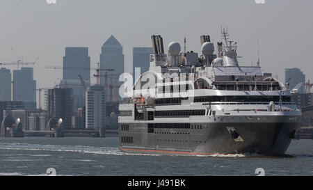 Gravesend, Kent, Vereinigtes Königreich. 8. Mai 2017. Französische Kreuzfahrtschiff Le Boreal abgebildet vorbeifahrenden Gravesend, wie sie heute auf der Themse in Richtung London segelte. Das graue Schiff Ankunft an einem grauen Tag markiert den Beginn der Kreuzfahrtsaison Schiff Londons für 2017. Rob Powell/Alamy Live-Nachrichten Stockfoto