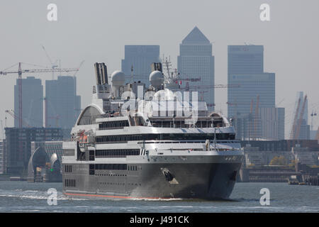 Gravesend, Kent, Vereinigtes Königreich. 8. Mai 2017. Französische Kreuzfahrtschiff Le Boreal abgebildet vorbeifahrenden Gravesend, wie sie heute auf der Themse in Richtung London segelte. Das graue Schiff Ankunft an einem grauen Tag markiert den Beginn der Kreuzfahrtsaison Schiff Londons für 2017. Rob Powell/Alamy Live-Nachrichten Stockfoto