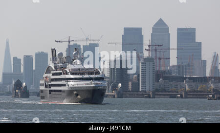 Gravesend, Kent, Vereinigtes Königreich. 8. Mai 2017. Französische Kreuzfahrtschiff Le Boreal abgebildet vorbeifahrenden Gravesend, wie sie heute auf der Themse in Richtung London segelte. Das graue Schiff Ankunft an einem grauen Tag markiert den Beginn der Kreuzfahrtsaison Schiff Londons für 2017. Rob Powell/Alamy Live-Nachrichten Stockfoto