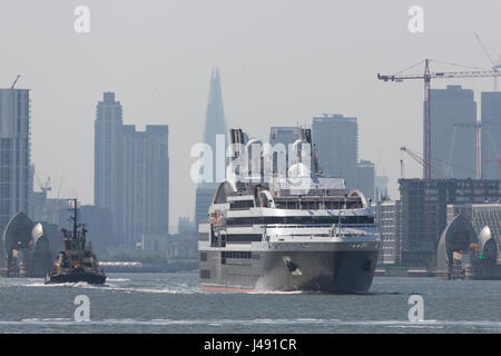 Gravesend, Kent, Vereinigtes Königreich. 8. Mai 2017. Französische Kreuzfahrtschiff Le Boreal abgebildet vorbeifahrenden Gravesend, wie sie heute auf der Themse in Richtung London segelte. Das graue Schiff Ankunft an einem grauen Tag markiert den Beginn der Kreuzfahrtsaison Schiff Londons für 2017. Rob Powell/Alamy Live-Nachrichten Stockfoto