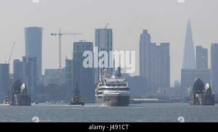 Gravesend, Kent, Vereinigtes Königreich. 8. Mai 2017. Französische Kreuzfahrtschiff Le Boreal abgebildet vorbeifahrenden Gravesend, wie sie heute auf der Themse in Richtung London segelte. Das graue Schiff Ankunft an einem grauen Tag markiert den Beginn der Kreuzfahrtsaison Schiff Londons für 2017. Rob Powell/Alamy Live-Nachrichten Stockfoto