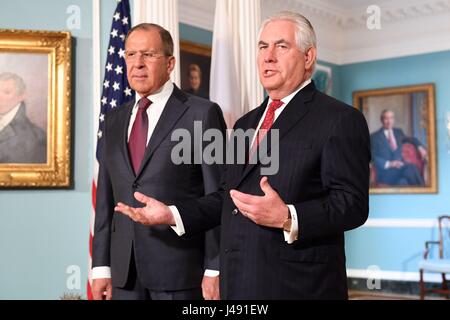 Washington DC, USA. 10. Mai 2017. US Secretary Of State Rex Tillerson und der russische Außenminister Sergej Lawrow zu sprechen, an die Presse vor bilaterale Gespräche im Außenministerium 10. Mai 2017 in Washington, D.C. Das Treffen findet am Tag nach Präsident Donald Trump ausgelöst, der Direktor des FBI untersucht Verbindungen zwischen der Verwaltung und der russischen Regierung. Bildnachweis: Planetpix/Alamy Live-Nachrichten Stockfoto
