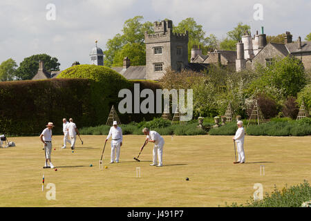 Cumbria, UK. 10. Mai 2017. Cumbria.Sunny Tag. Levens Hall - Westmorland Croquet Club spielen Sie eine Partie bei perfektem Wetter Credit: Gordon Shoosmith/Alamy Live News Stockfoto