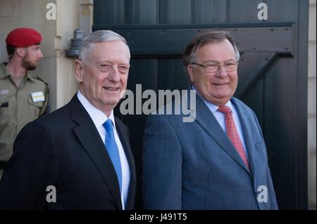 US-Verteidigungsminister Jim Mattis, wartet links, mit dänischen Verteidigungsminister Claus Hjort Frederiksen begruesse ankommenden Mitglieder der globalen Koalition auf die Niederlage von ISIS am Eigtveds Pakhus 9. Mai 2017 in Kopenhagen, Dänemark. Das Treffen findet auf die von Präsident Donald Trump angekündigt, dass die USA kurdische Rebellen kämpfen in Syrien bewaffnen werden heilt. Stockfoto