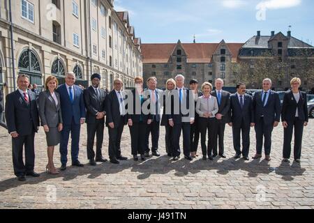 Verteidigungsminister der globalen Koalition auf die Niederlage von ISIS posieren für ein Familienfoto vor Sitzung am Eigtveds Pakhus 9. Mai 2017 in Kopenhagen, Dänemark. Stockfoto