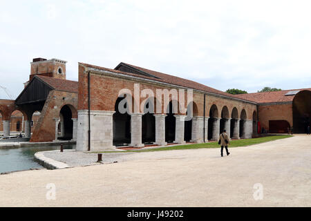 Venedig, Italien. 10. Mai 2017. Ein Überblick über die Arsenale während der 57. internationalen Kunstausstellung (Biennale d ' Arte) mit dem Titel "Viva Arte Viva" am 10. Mai 2017 in Venedig Credit: Andrea Spinelli/Alamy Live News Stockfoto