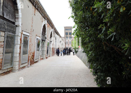 Venedig, Italien. 10. Mai 2017. Ein Überblick über die Arsenale während der 57. internationalen Kunstausstellung (Biennale d ' Arte) mit dem Titel "Viva Arte Viva" am 10. Mai 2017 in Venedig Credit: Andrea Spinelli/Alamy Live News Stockfoto