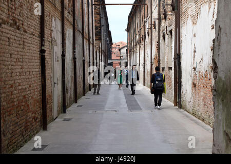 Venedig, Italien. 10. Mai 2017. Ein Überblick über die Arsenale während der 57. internationalen Kunstausstellung (Biennale d ' Arte) mit dem Titel "Viva Arte Viva" am 10. Mai 2017 in Venedig Credit: Andrea Spinelli/Alamy Live News Stockfoto