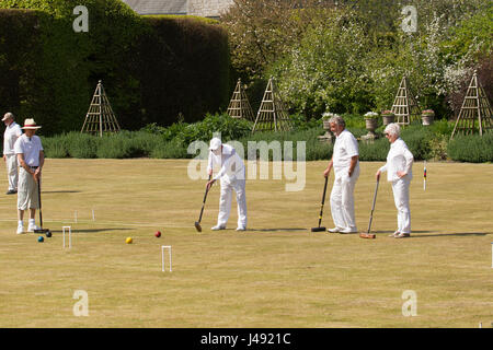 Cumbria, UK. 10. Mai 2017. Cumbria.Sunny Tag. Levens Hall - Westmorland Croquet Club spielen Sie eine Partie bei perfektem Wetter Credit: Gordon Shoosmith/Alamy Live News Stockfoto