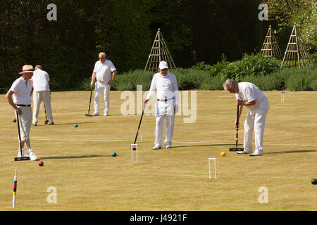 Cumbria, UK. 10. Mai 2017. Cumbria.Sunny Tag. Levens Hall - Westmorland Croquet Club spielen Sie eine Partie bei perfektem Wetter Credit: Gordon Shoosmith/Alamy Live News Stockfoto