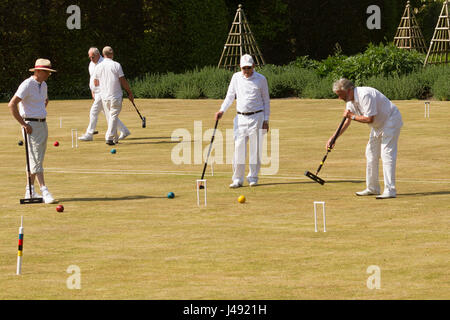 Cumbria, UK. 10. Mai 2017. Cumbria.Sunny Tag. Levens Hall - Westmorland Croquet Club spielen Sie eine Partie bei perfektem Wetter Credit: Gordon Shoosmith/Alamy Live News Stockfoto