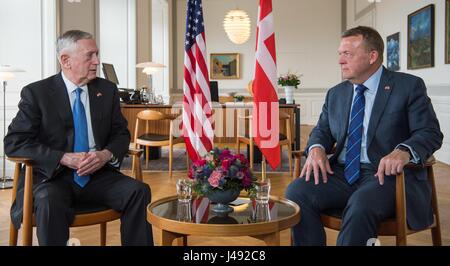 US-Verteidigungsminister Jim Mattis, links, während ein bilaterales Treffen mit dänischen Ministerpräsidenten Lars Løkke Rasmussen im Christiansborg Palace 9. Mai 2017 in Kopenhagen, Dänemark. Stockfoto