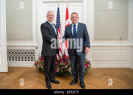 US-Verteidigungsminister Jim Mattis, wird links, von der dänische Ministerpräsident Lars Løkke Rasmussen vor ihrem bilateralen Treffen im Christiansborg Palace 9. Mai 2017 in Kopenhagen begrüßt. Stockfoto