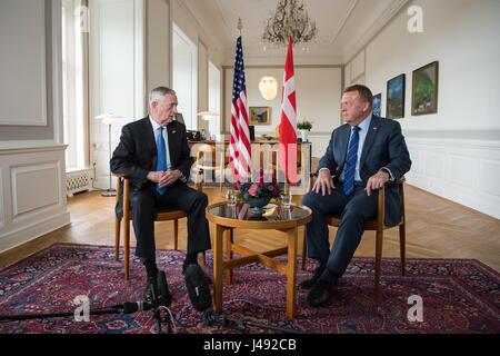 US-Verteidigungsminister Jim Mattis, links, während ein bilaterales Treffen mit dänischen Ministerpräsidenten Lars Løkke Rasmussen im Christiansborg Palace 9. Mai 2017 in Kopenhagen, Dänemark. Stockfoto