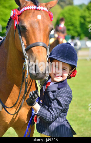 Windsor, UK. 10. Mai 2017. Gracie Aungier 7 Jahre alt, umarmt ihr Pony Broadgrove Littlestar, die zusammen, zweiter Teil gezüchtet und Anglo-Araber, 148 cm und unter kamen, in der Adelaide Arena auf eine herrliche sonnige - Tag1 des Royal Windsor Horse Show in der Windsor Castle Gelände Berkshire UK. Kredit Gary Blake/Alamy Live-Nachrichten Stockfoto