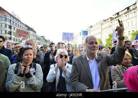 Prag, Tschechische Republik. 10. Mai 2017. Mehr als 20 000 Menschen protestieren im Prager Zentrum gegen tschechische Präsident Milos Zeman und tschechische Finanzminister Andrej Babis. Die Menschen fordern Rücktritt beide diesen Politik. Diese Aktion wird von vielen öffentlichen Personen unterstützt. Bildnachweis: Radek Procyk/Alamy Live-Nachrichten Stockfoto