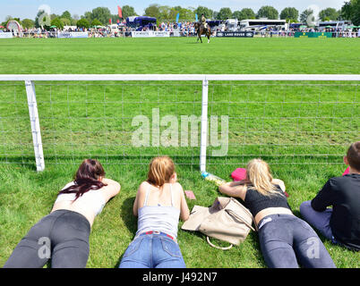 Windsor, UK. 10. Mai 2017. Genießen die Sonne und die Pferde auf eine herrliche sonnige - Tag1 des Royal Windsor Horse Show in der Windsor Castle Gelände Berkshire UK. Kredit Gary Blake/Alamy Live-Nachrichten Stockfoto