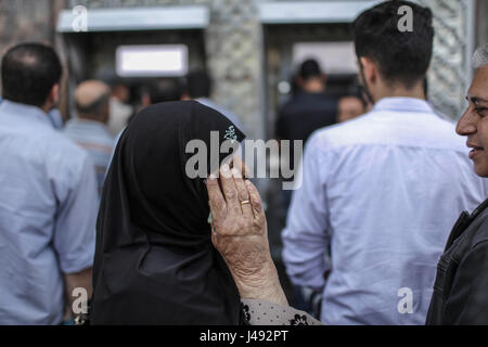 (170510)--GAZA, 10. Mai 2017 (Xinhua)--Palästinenser von der palästinensischen Autonomiebehörde (PNA) warten eingesetzt, um ihre Gehälter von einem Geldautomaten vor einer Bank in Gaza-Stadt, am 10. Mai 2017 erhalten. Die Gehälter der palästinensische Beamte und ehemalige Sicherheitsbeauftragte im Gaza-Streifen wurden reduziert um etwa 30 Prozent für den zweiten Monat in Folge da Regierung der palästinensischen Autonomiebehörde (PNA) die Entscheidung in Ramallah am 4. April ausgestellt. (Xinhua/Wissam Nassar) Stockfoto