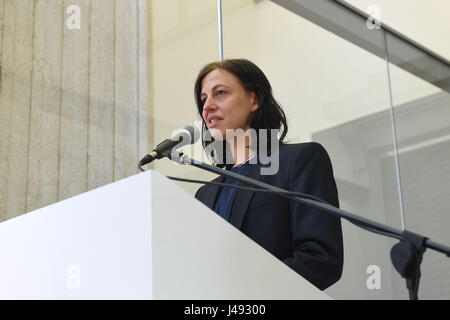 Venedig, Italien. 10. Mai 2017. Künstlerin Anne Imhof spricht vor dem Start der 57. Biennale von Venedig ("La Biennale di Venezia - 57. internationalen Kunstausstellung") bei der Eröffnung des deutschen Pavillon in Venedig, Italien, 10. Mai 2017. Der 57. Biennale findet vom 13. Mai bis 26. November 2017. Foto: Felix Hörhager/Dpa/Alamy Live News Stockfoto