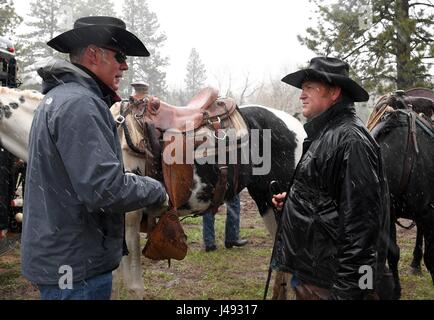 US Minister fuer dem inneren Ryan Zinke, links, chats mit mit Rancher Kenny Black vor Reitpferde während einer Tour der Bären Ohren National Monument 9. Mai 2017 in der Nähe von Blanding, Utah. Auf Antrag des Präsidenten Donald Trump das Denkmal wird geprüft und möglicherweise verlieren geschützten Status öffnen den Weg für Bergbau- und kommerzielle Nutzung. Stockfoto
