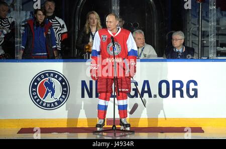 Sotschi, Russland. 10. Mai 2017. Der russische Präsident Vladimir Putin trägt ein rotes Trikot mit der Nummer 11 spricht dem Publikum bevor Sie zu einem Eishockeyspiel Gala Night Hockey League im Bolschoi Ice Dome 10. Mai 2017 in Sotschi, Russland. Der russische Staatschef, 64, schlossen sich mit Verteidigung-Chef Sergej Schoigu und drei olympische Meister persönlich sieben seiner Zeit führen die Hockey-Legenden zum Sieg Tore geht. Bildnachweis: Planetpix/Alamy Live-Nachrichten Stockfoto