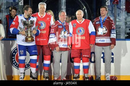 Sotschi, Russland. 10. Mai 2017. Der russische Präsident Vladimir Putin trägt ein rotes Trikot mit der Nummer 11 während der Preisverleihung des Nacht-Eishockey-Liga im Bolschoi Ice Dome 10. Mai 2017 in Sotschi, Russland. Der russische Staatschef, 64, schlossen sich mit Verteidigung-Chef Sergej Schoigu und drei olympische Meister persönlich sieben seiner Zeit führen die Hockey-Legenden zum Sieg Tore geht. Bildnachweis: Planetpix/Alamy Live-Nachrichten Stockfoto