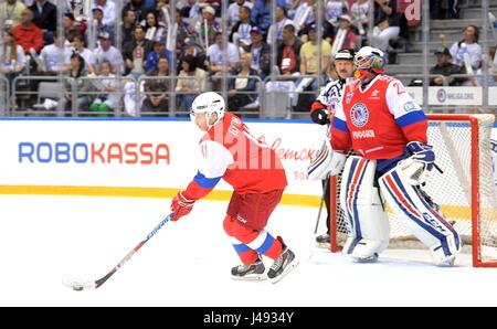 Sotschi, Russland. 10. Mai 2017. Der russische Präsident Vladimir Putin trägt ein rotes Trikot mit der Nummer 11 während der Aktion in der Nacht Ice Hockey League im Bolschoi Ice Dome 10. Mai 2017 in Sotschi, Russland. Der russische Staatschef, 64, schlossen sich mit Verteidigung-Chef Sergej Schoigu und drei olympische Meister persönlich sieben seiner Zeit führen die Hockey-Legenden zum Sieg Tore geht. Bildnachweis: Planetpix/Alamy Live-Nachrichten Stockfoto