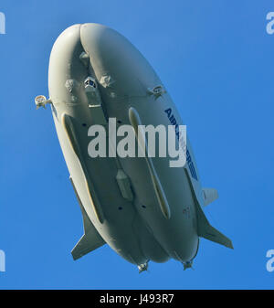 Bedfordshire Großbritannien, 10. Mai 2017. Die Weltgrößte Luftschiff, das AIRLANDER 10 Nimmt erfolgreich an 17:25 und führt einen Test Flug über Bedfordshire Manöver üben, und tippen Sie auf Anlandungen für über 2 Stunden, und es ist die Landung um 20:17 Kurz vor sunsett in Cardington Flugplatz in Bedfordshire, England UK. Stockfoto