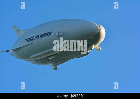 Bedfordshire Großbritannien, 10. Mai 2017. Die Weltgrößte Luftschiff, das AIRLANDER 10 Nimmt erfolgreich an 17:25 und führt einen Test Flug über Bedfordshire Manöver üben, und tippen Sie auf Anlandungen für über 2 Stunden, und es ist die Landung um 20:17 Kurz vor sunsett in Cardington Flugplatz in Bedfordshire, England UK. Stockfoto