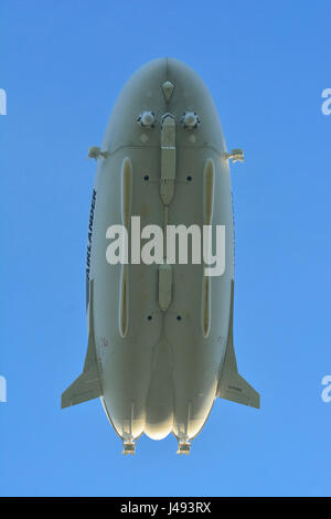 Bedfordshire Großbritannien, 10. Mai 2017. Die Weltgrößte Luftschiff, das AIRLANDER 10 Nimmt erfolgreich an 17:25 und führt einen Test Flug über Bedfordshire Manöver üben, und tippen Sie auf Anlandungen für über 2 Stunden, und es ist die Landung um 20:17 Kurz vor sunsett in Cardington Flugplatz in Bedfordshire, England UK. Stockfoto