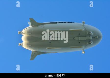 Bedfordshire Großbritannien, 10. Mai 2017. Die Weltgrößte Luftschiff, das AIRLANDER 10 Nimmt erfolgreich an 17:25 und führt einen Test Flug über Bedfordshire Manöver üben, und tippen Sie auf Anlandungen für über 2 Stunden, und es ist die Landung um 20:17 Kurz vor sunsett in Cardington Flugplatz in Bedfordshire, England UK. Stockfoto