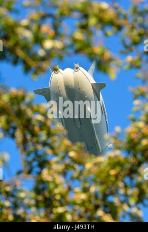 Bedfordshire Großbritannien, 10. Mai 2017. Die Weltgrößte Luftschiff, das AIRLANDER 10 Nimmt erfolgreich an 17:25 und führt einen Test Flug über Bedfordshire Manöver üben, und tippen Sie auf Anlandungen für über 2 Stunden, und es ist die Landung um 20:17 Kurz vor sunsett in Cardington Flugplatz in Bedfordshire, England UK. Stockfoto