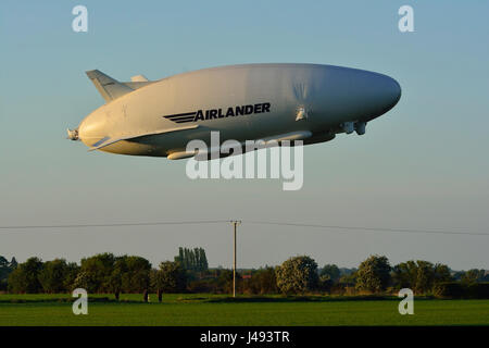 Bedfordshire Großbritannien, 10. Mai 2017. Die Weltgrößte Luftschiff, das AIRLANDER 10 Nimmt erfolgreich an 17:25 und führt einen Test Flug über Bedfordshire Manöver üben, und tippen Sie auf Anlandungen für über 2 Stunden, und es ist die Landung um 20:17 Kurz vor sunsett in Cardington Flugplatz in Bedfordshire, England UK. Stockfoto