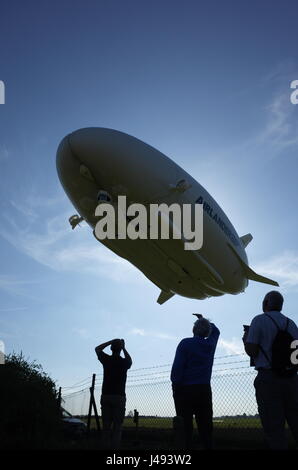 Bedfordshire Großbritannien, 10. Mai 2017. Die Weltgrößte Luftschiff, das AIRLANDER 10 Nimmt erfolgreich an 17:25 und führt einen Test Flug über Bedfordshire Manöver üben, und tippen Sie auf Anlandungen für über 2 Stunden, und es ist die Landung um 20:17 Kurz vor sunsett in Cardington Flugplatz in Bedfordshire, England UK. Stockfoto