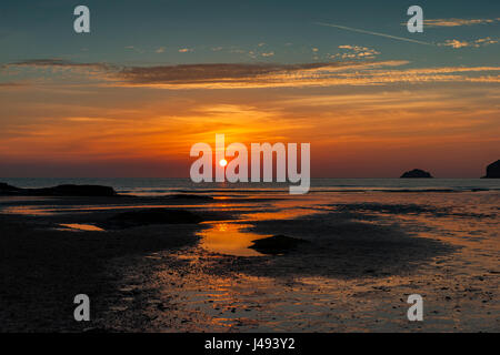 Polzeath, Cornwall, UK. 10. Mai 2017. Polzeath Sonnenuntergang, Cornwall. 10. Mai 2017. © Barry Bateman / Alamy Live News Stockfoto