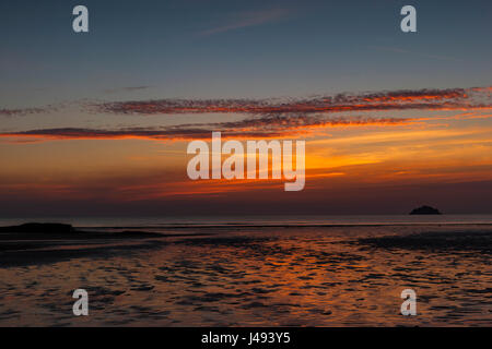 Polzeath, Cornwall, UK. 10. Mai 2017. Polzeath Sonnenuntergang, Cornwall. 10. Mai 2017. © Barry Bateman / Alamy Live News Stockfoto