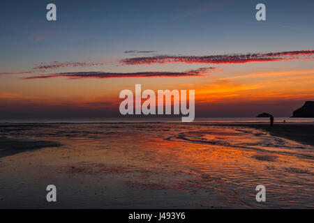 Polzeath, Cornwall, UK. 10. Mai 2017. Polzeath Sonnenuntergang, Cornwall. 10. Mai 2017. © Barry Bateman / Alamy Live News Stockfoto