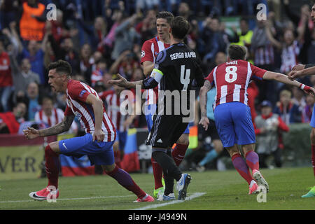 Madrid, Spanien. 10. Mai 2017. Mai 10. 2017, Vicente Calderon, Madrid, Spanien; UEFA Champions League Halbfinale 2. Etappe, Atletico Madrid gegen Real Madrid; Célebration Ziel Saul Credit: Laurent Lairys/Agence Locevaphotos/Alamy Live-Nachrichten Stockfoto