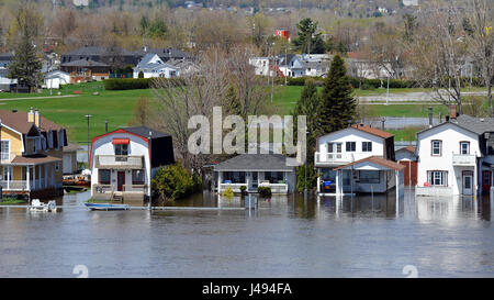 Gatineau, Kanada. 10. Mai 2017.  Die schweren Überschwemmungen auf Rue Jacques-Cartier Quebec entlang des Ottawa Flusses geschwollen.  Pointe Gatineau zählt mehrere Gebiete in Nordamerika, das Hochwasser gelitten hat. Bildnachweis: Paul McKinnon/Alamy Live-Nachrichten Stockfoto