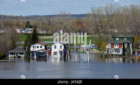 Gatineau, Kanada. 10. Mai 2017.  Die schweren Überschwemmungen auf Rue Jacques-Cartier Quebec entlang des Ottawa Flusses geschwollen.  Pointe Gatineau zählt mehrere Gebiete in Nordamerika, das Hochwasser gelitten hat. Bildnachweis: Paul McKinnon/Alamy Live-Nachrichten Stockfoto