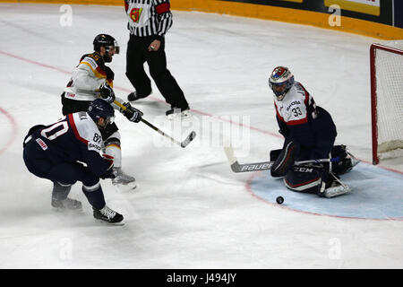 Köln, Deutschland. 10. Mai 2017. Deutschlands Felix Schütz (2. L) während der 2017 IIHF Eishockey Weltmeisterschaft vorläufige Runde Gruppe A Spiel zwischen der Slowakei und Deutschland in Köln, Deutschland, am 10. Mai 2017 schießt. Deutschland gewinnt 3: 2. Bildnachweis: Ulrich Hufnagel/Xinhua/Alamy Live-Nachrichten Stockfoto