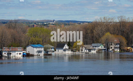 Gatineau, Kanada. 10. Mai 2017.  Die schweren Überschwemmungen auf Rue Jacques-Cartier Quebec entlang des Ottawa Flusses geschwollen.  Pointe Gatineau zählt mehrere Gebiete in Nordamerika, das Hochwasser gelitten hat. Bildnachweis: Paul McKinnon/Alamy Live-Nachrichten Stockfoto