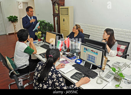 (170511)--YIWU, 11. Mai 2017 (Xinhua)--iranischer Geschäftsmann Hamid Dehgh gibt Anweisungen an Mitarbeiter in seinem Unternehmen in Yiwu-Stadt in der ostchinesischen Provinz Zhejiang, 8. Mai 2017. Hamid, 52, begab sich Yiwu im Jahr 2003 auf ein Unternehmen auf die Einfuhr von iranischen Seidentücher zu führen und ein ausländische Handelsunternehmen wurde von Hamid und seine chinesische Frau 2007 gegründet, mit geschäftlichen Verbindungen erweitert nun zu vielen Städten in Asien, Europa und Nordamerika. Hamid hat in der Innenstadt von Yiwu niedergelassen. Er fließend Chinesisch sprechen konnte und schickte seine Tochter zum Studium an einer lokalen chinesischen Mittelschule. Yiwu-Stadt, als die wor Stockfoto