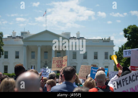 Washington DC, USA. 10. Mai 2017. während einer friedlichen Protestmarsch auf das Weiße Haus abgefeuert übermorgen Präsident Trump unerwartet Direktor des FBI, James Comey. Bildnachweis: Cal Sport Media/Alamy Live-Nachrichten Stockfoto