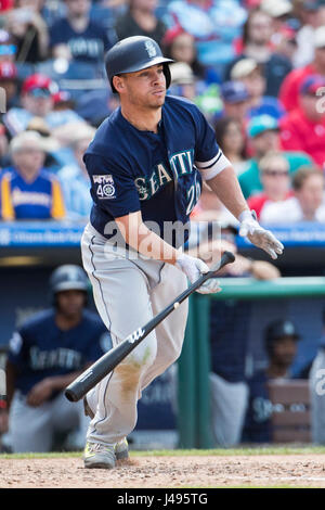 Philadelphia, Pennsylvania, USA. 10. Mai 2017. Seattle Mariners erster Basisspieler Danny Valencia (26) in Aktion während der MLB-Spiel zwischen den Seattle Mariners und Philadelphia Phillies im Citizens Bank Park in Philadelphia, Pennsylvania. Bildnachweis: Csm/Alamy Live-Nachrichten Stockfoto