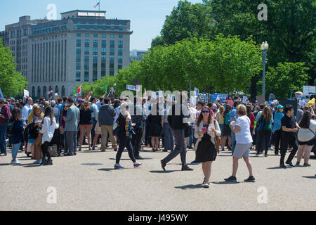 Washington DC, USA. 10. Mai 2017. Rund 300 Demonstranten kommen im Weißen Haus während friedlicher Protestmarsch am Tag nachdem Präsident Trump unerwartet Direktor des FBI, James Comey abgefeuert. Bildnachweis: Cal Sport Media/Alamy Live-Nachrichten Stockfoto