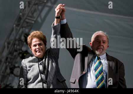 Curitiba, Brasilien. 10. Mai 2017. Frühere brasilianischen Präsidenten Luiz Inacio Lula da Silva (R) und Dilma Rousseff reagieren, nachdem Lula sein Zeugnis bei der Federal Court Curitiba in Curitiba, Brasilien, am 10. Mai 2017 vorgestellt. Brasiliens weitreichende Untersuchung der Petrobras Korruption Ring, benannt Betrieb Lava Jato (Car Wash), erreicht neue Höhen der Medien und die öffentliche Aufmerksamkeit am Mittwoch als Ex-Präsident Luiz Inacio Lula da Silva von Richter Sergio Moro verhört wurde. Bildnachweis: Andrei Leonardo Pacher/AGENCIA ESTADO/Xinhua/Alamy Live-Nachrichten Stockfoto