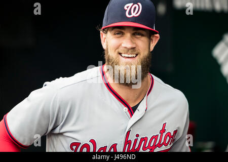 Baltimore, Maryland, USA. 9. Mai 2017. Washington Nationals Recht Fielder Bryce Harper (34) vor dem MLB Spiel zwischen Washington Nationals und Baltimore Orioles an Oriole Park at Camden Yards in Baltimore, Maryland. Bildnachweis: Csm/Alamy Live-Nachrichten Stockfoto