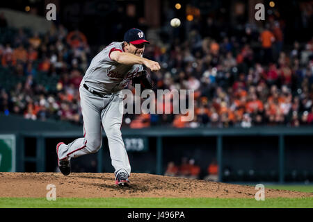 Baltimore, Maryland, USA. 9. Mai 2017. Washington Nationals ab Krug Max Scherzer (31) Stellplätze während MLB Spiel zwischen Washington Nationals und Baltimore Orioles an Oriole Park at Camden Yards in Baltimore, Maryland. Bildnachweis: Csm/Alamy Live-Nachrichten Stockfoto